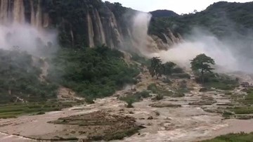 Thác lũ khổng lồ tuôn xối xả trước vụ sạt lở khủng khiếp ở Hòa Bình