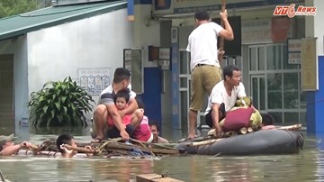 Đóng bè mảng đưa dân qua đoạn ngập hơn 2m ở Hòa Bình