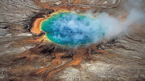 Suối nước nóng sôi sục do siêu núi lửa ở Yellowstone tạo thành