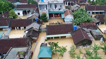 Biển nước ngập trắng xóm làng ven đê ở Thanh Hoá