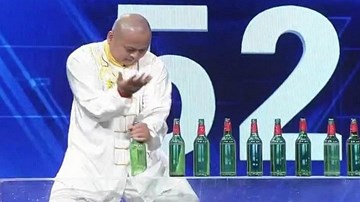 Kinh ngạc người đàn ông tay không đập nát 30 chai bia trong 60 giây