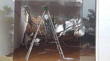 Lở núi ở Hòa Bình, đá đâm thủng tường nhà, dân di dời khẩn cấp