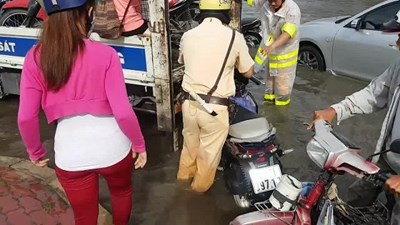 CSGT lội nước, dùng xe công vụ giúp dân vượt đường ngập
