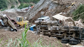 Yên Bái: Cảnh ô tô bị lũ cuốn, đất vùi ngổn ngang