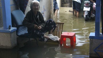 Người Sài Gòn kê ghế ngủ, bắt cá lúc nửa đêm trong nước ngập