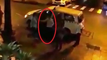 Tài xế taxi đá “liên hoàn cước” vào khách nước ngoài vì không trả thêm tiền