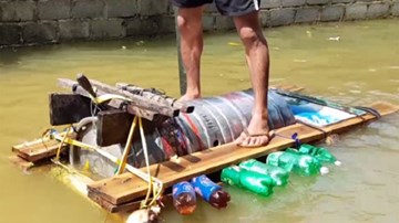 Dùng thuyền bè tự chế, thuê xe bò lội nước