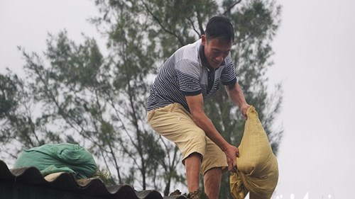 Thanh Hóa: Chưa hết lũ, dân đã hối hả chuẩn bị chạy bão