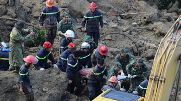 Vụ lở đất ở Hòa Bình: Tìm thấy thi thể mẹ ôm 2 con