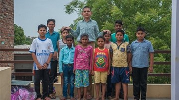 Cậu bé sơ sinh 7,8kg nặng nhất thế giới bây giờ ra sao?