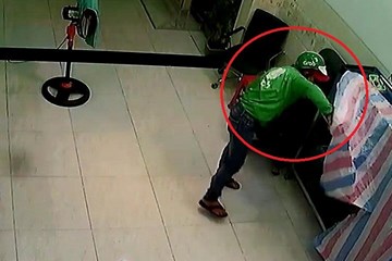 Thanh niên mặc áo, đội mũ Grab Bike phá khóa, trộm đồ lúc rạng sáng
