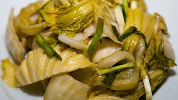 Kinh hãi với dưa cải chứa chất vàng ô