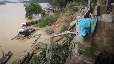Dân tháo chạy vì đê sạt lở vào sát nhà sau lũ