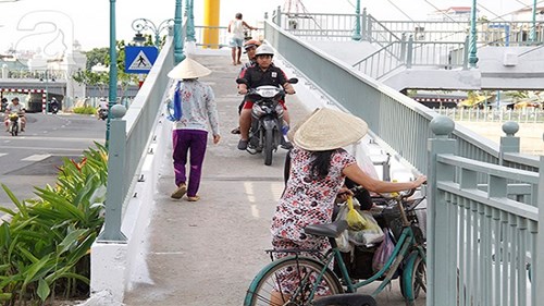 Cầu bộ hành thành cầu vượt cho... xe máy
