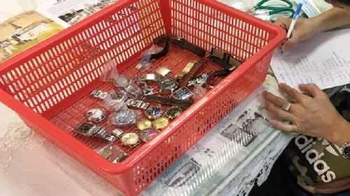 Đeo 21 đồng hồ Thụy Sĩ vào... ống chân để qua mặt hải quan