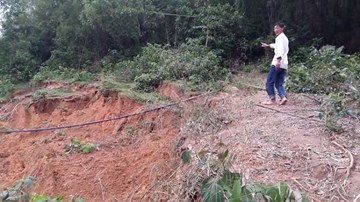 Núi nứt cả kilômét, rộng hơn 2m, dân chạy tán loạn