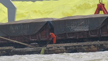 Công nhân cảng Hải Phòng hất thẳng lưu huỳnh xuống sông
