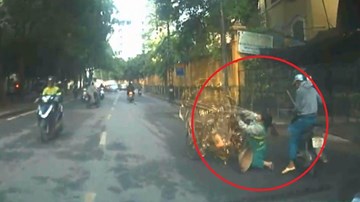 Đi xe máy cắm mặt vào điện thoại, tông ngã nữ lao công