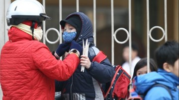 Người Hà Nội khăn ấm, áo rét ra đường trong cái lạnh đầu mùa