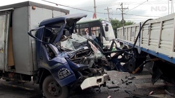Đầu xe tải nát bét trên quốc lộ 22, một người chết