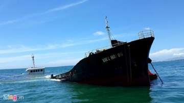 Tàu chở 3.000 tấn thép chìm ở biển: 21.000 lít dầu bị 