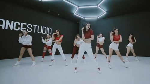 Không sợ bị chê bai, Chi Pu 'thả xích' dance MV với vũ đạo nhuần nhuyễn