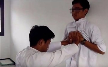 Giới trẻ lại có thêm trào lưu điên rồ: Ấn ngực bạn tới ngất xỉu