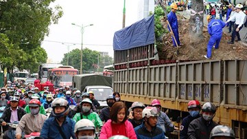 Hà Nội đốn nghìn cây, đường Phạm Văn Đồng tắc cứng