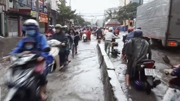 Vì sao có siêu máy bơm, đường ở TP.HCM vẫn ngập?
