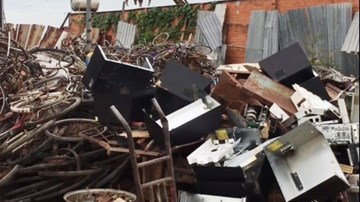 Tây Ninh: Phế liệu vượt biên giới tràn sang Việt Nam