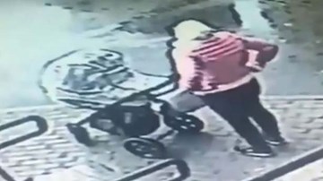Thót tim chứng kiến cửa sổ tầng 5 vỡ rơi trúng bà mẹ và em bé trong xe đẩy