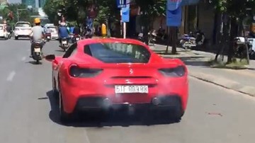 Siêu xe Ferrari 488 GTB của Tuấn Hưng xả khói trắng nghi ngút trên phố HN