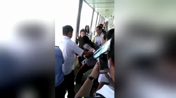 Nữ hành khách gào thét đòi nhảy xuống hồ vì rơi smartphone