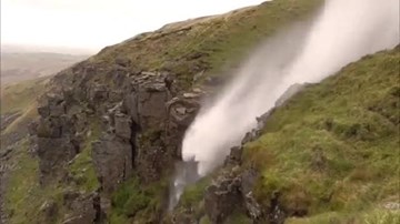 Kinh ngạc cảnh bão khiến thác nước chảy ngược lên trời