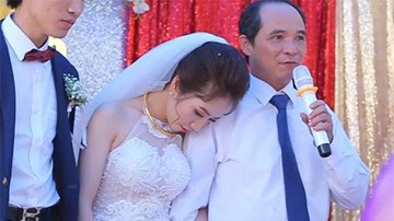 Cảm động clip người cha âm thầm dõi theo con gái về nhà chồng