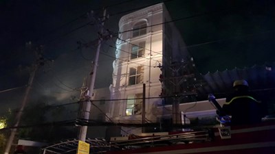 Giải cứu 7 người mắc kẹt trong đám cháy quán karaoke ở Sài Gòn