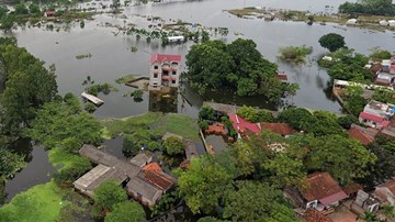 Hàng nghìn hộ dân ở Hà Nội vẫn bị nước lũ cô lập sau vỡ đê