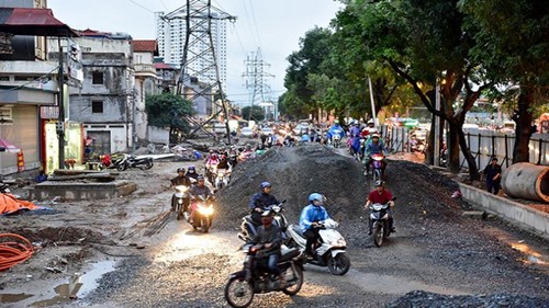 Ồ ạt vượt rào, đi qua công trường để né tắc đường, xe máy ngã dúi dụi