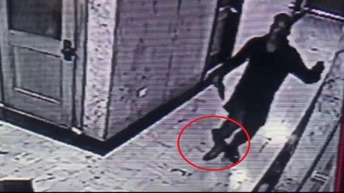Trộm nhảy từ tầng 2 xuống đất, ôm chân gãy lủng lẳng tẩu thoát