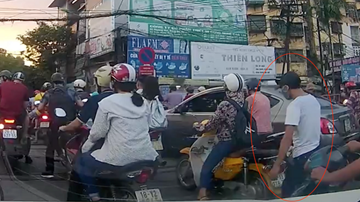 Cô gái đi xe máy bị móc ba lô trên đoạn đường tắc nghẽn ở Hà Nội