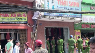 Sau tiếng cãi cọ, cửa hàng quần áo bùng cháy, hai vợ chồng bị bỏng nặng