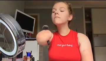 Cô bé cụt tứ chi tự trang điểm và trở thành beauty blogger