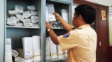 Hàng chục nghìn người vi phạm bỏ GPLX và phương tiện