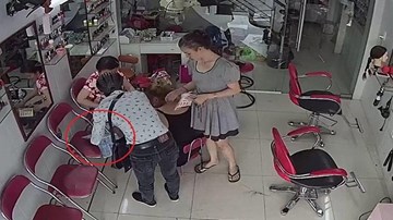 Vờ tiếp thị, trộm điện thoại ngay trước mặt cô gái như làm ảo thuật