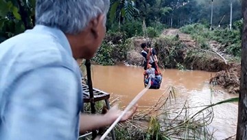 Bình Thuận: Học sinh đu dây qua nước lũ