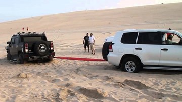 Land Cruiser đối đầu Hummer H2: Trận 
