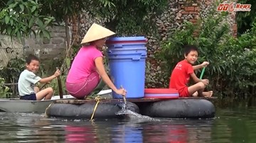 Dân Hà Nội vẫn 'chèo thuyền lội nước' đi lại sau một tuần mưa lũ