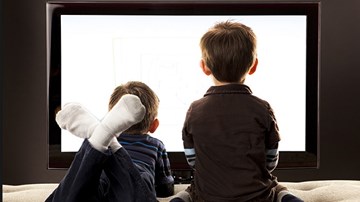 Kiểm soát con xem tivi: Cha mẹ phải làm gì?