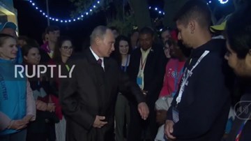 Tổng thống Putin cho chàng sinh viên da màu véo thử