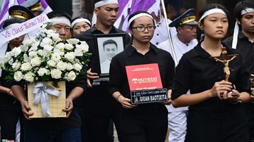 Trao bằng tốt nghiệp tại đám tang nam sinh tử vong do bê tông rơi